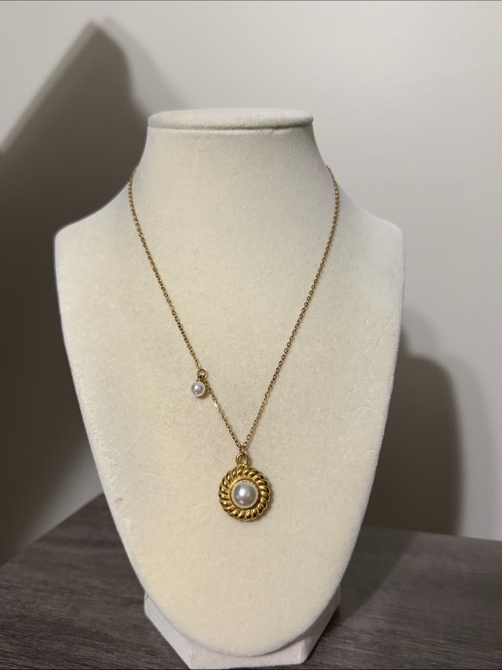 Gold plated stainless steel faux pearl pendant necklace